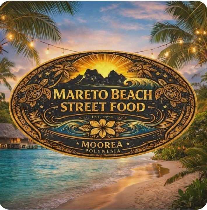 Enseigne ovale en bois sculpté doré : Mareto Beach Street Food, Moorea Polynesia