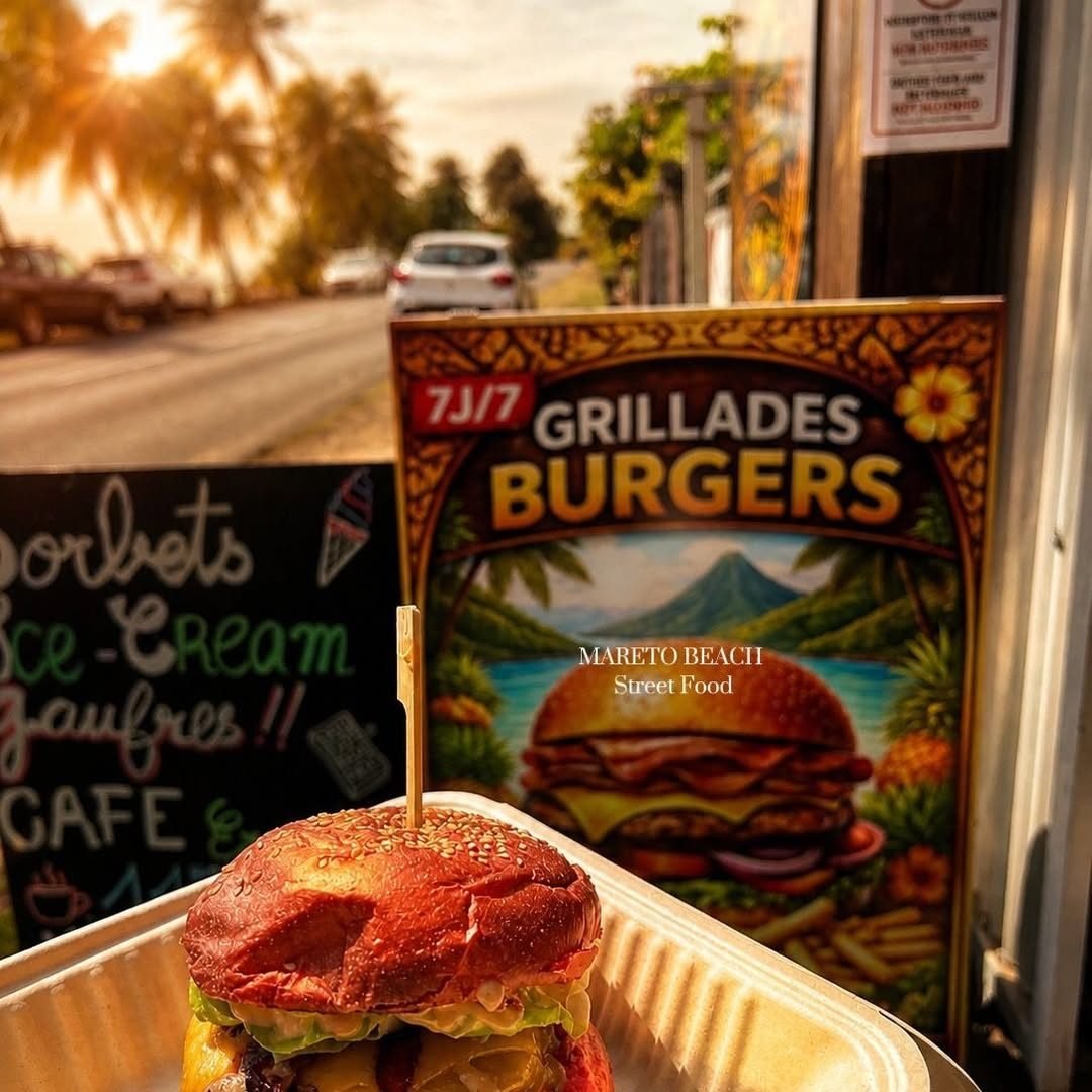 Burger au pain rose devant l'affiche grillades burgers 7j/7 de la roulotte